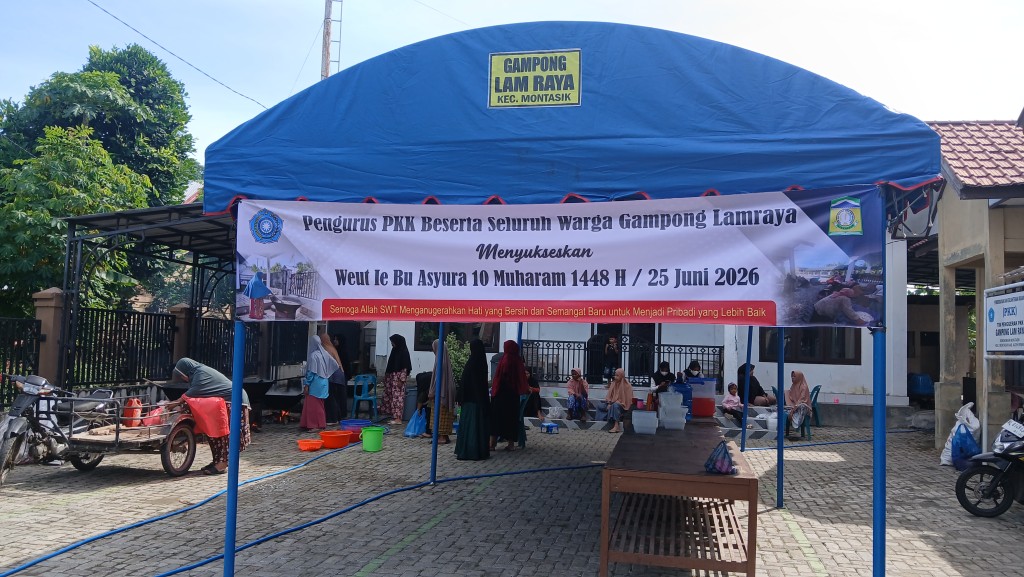 Pengurus PKK dan warga gampong Lamraya menyukseskan weut ie bu Asyura 10 Muharam 1448 H/25 Juni 2026